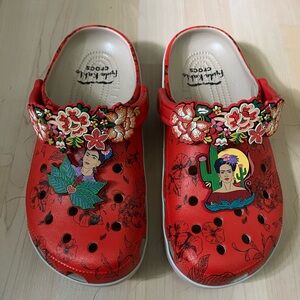 NWOT FRIDA KAHLO X CROCS women’s size 9
